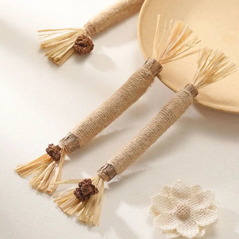 Natural Silvervine Chew Sticks for Cats - Premium Interactive Toy for Teething and Dental Health